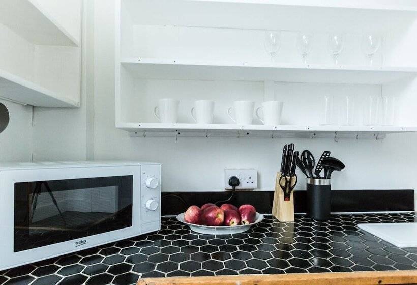 Spacious 1br Period Apartment Hampstead