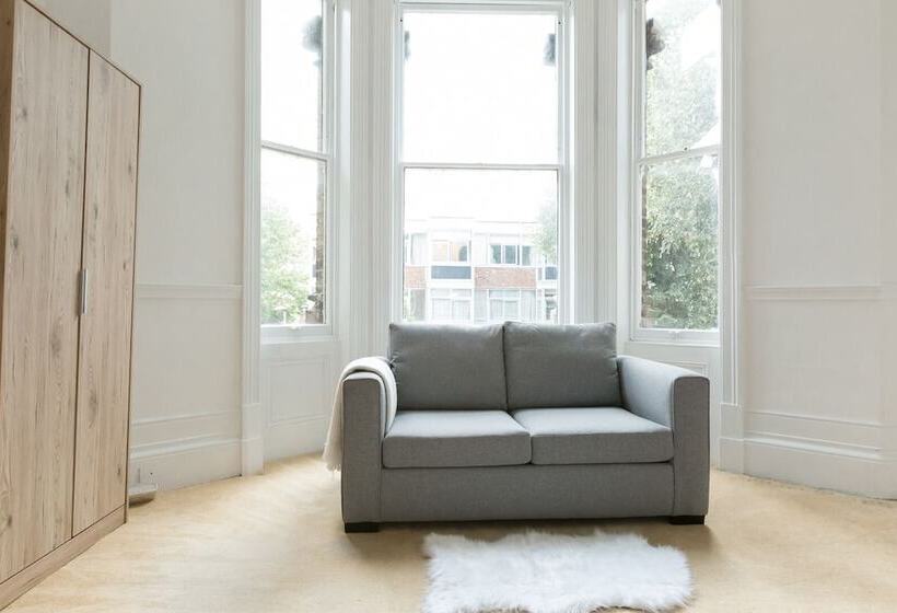 Spacious 1br Period Apartment Hampstead