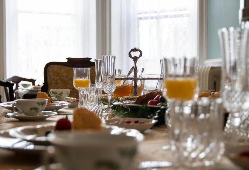 Gifford Risley House Bed And Breakfast