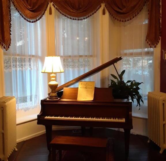 Gifford Risley House Bed And Breakfast