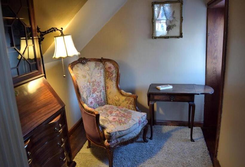 Gifford Risley House Bed And Breakfast