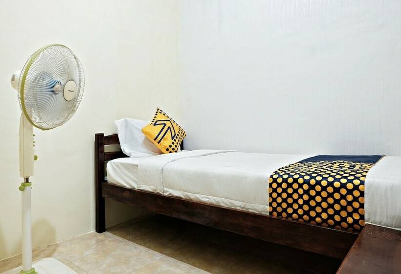 ホテル Spot On 2742 R5 Homestay