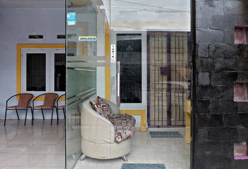 ホテル Spot On 2742 R5 Homestay