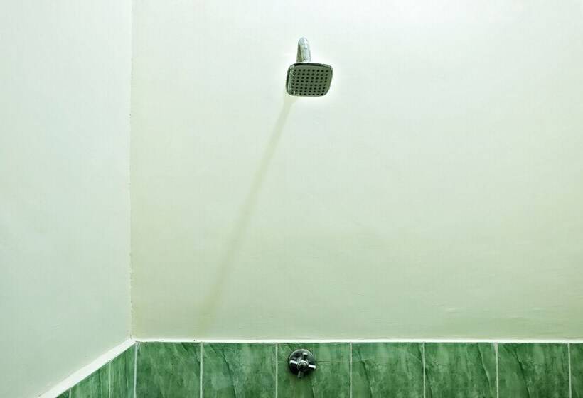 ホテル Spot On 2742 R5 Homestay