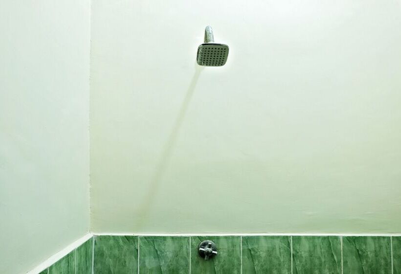 ホテル Spot On 2742 R5 Homestay