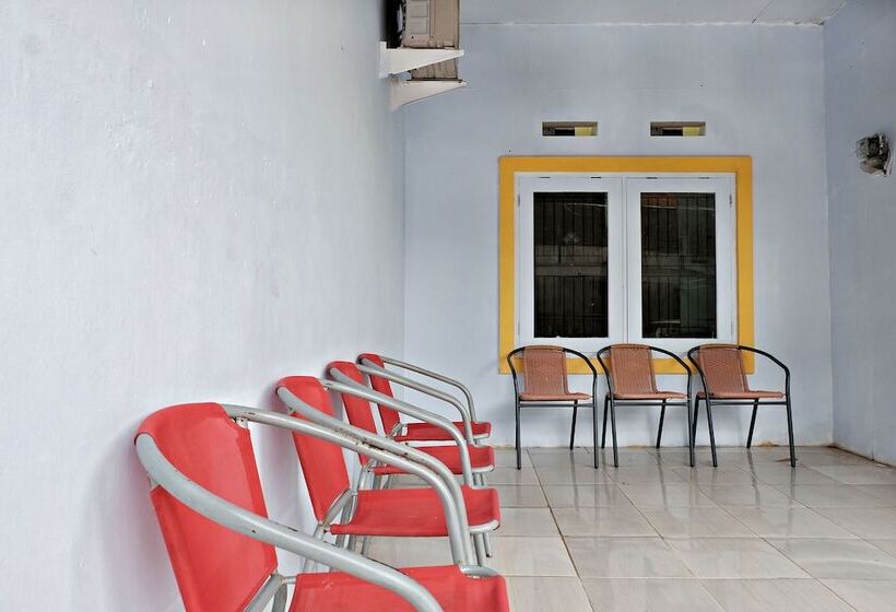 ホテル Spot On 2742 R5 Homestay