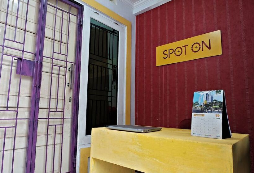 ホテル Spot On 2742 R5 Homestay