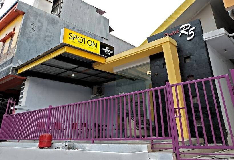 ホテル Spot On 2742 R5 Homestay