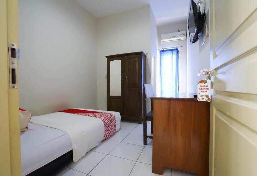 בית מלון כפרי Oyo 2874 Berlian Residence