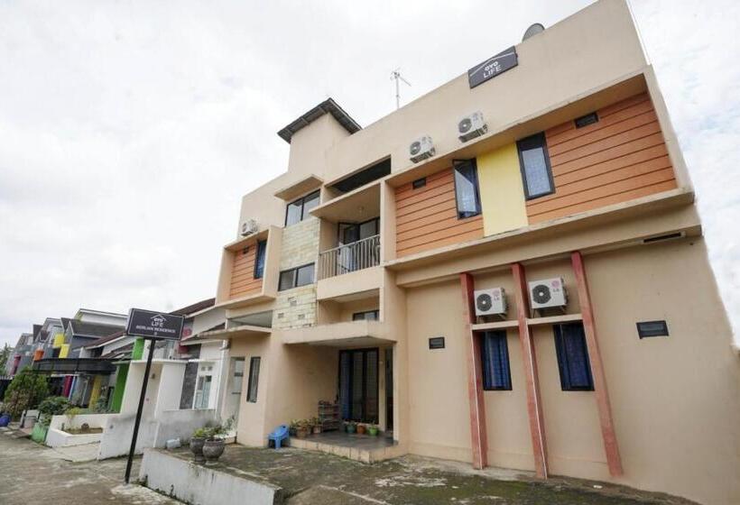 בית מלון כפרי Oyo 2874 Berlian Residence