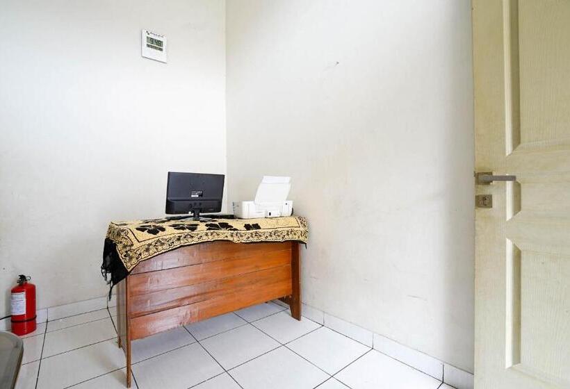 בית מלון כפרי Oyo 2874 Berlian Residence