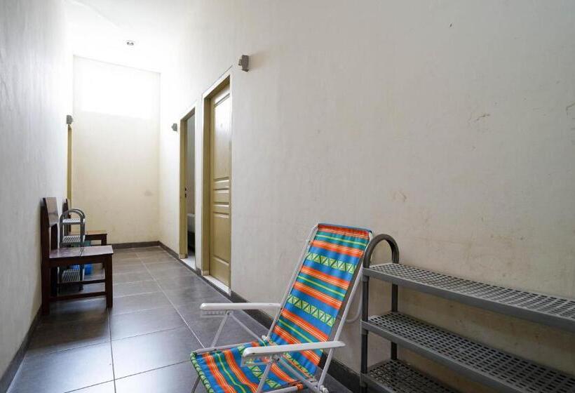 בית מלון כפרי Oyo 2874 Berlian Residence