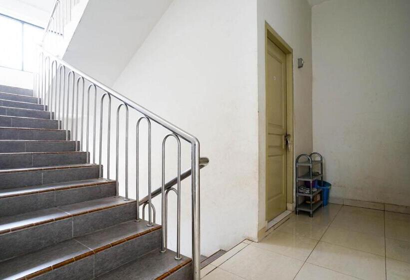 בית מלון כפרי Oyo 2874 Berlian Residence