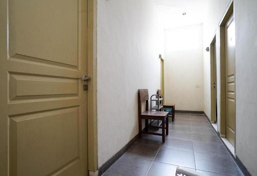 בית מלון כפרי Oyo 2874 Berlian Residence