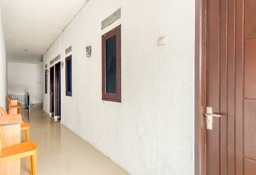 酒店 Reddoorz Near Graha Cijantung Mall