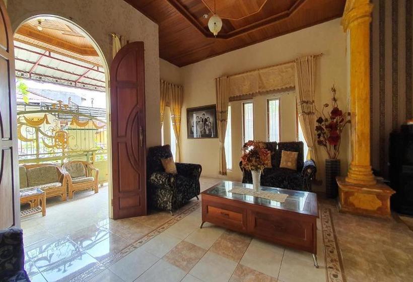 בית מלון כפרי Spot On 2556 Lubuk Nyarai Residence Syariah