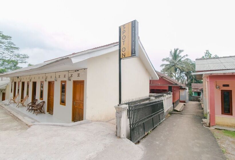 호텔 Spot On 2750 Ayu Homestay Syariah