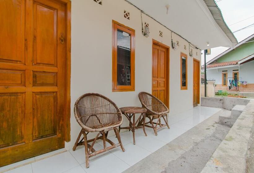 호텔 Spot On 2750 Ayu Homestay Syariah