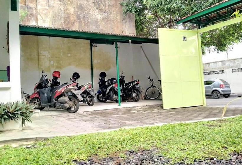 ホテル Spot On 2840 Homestay Kepodang