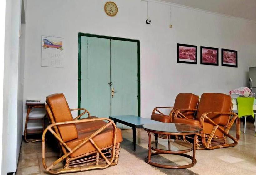 ホテル Spot On 2840 Homestay Kepodang