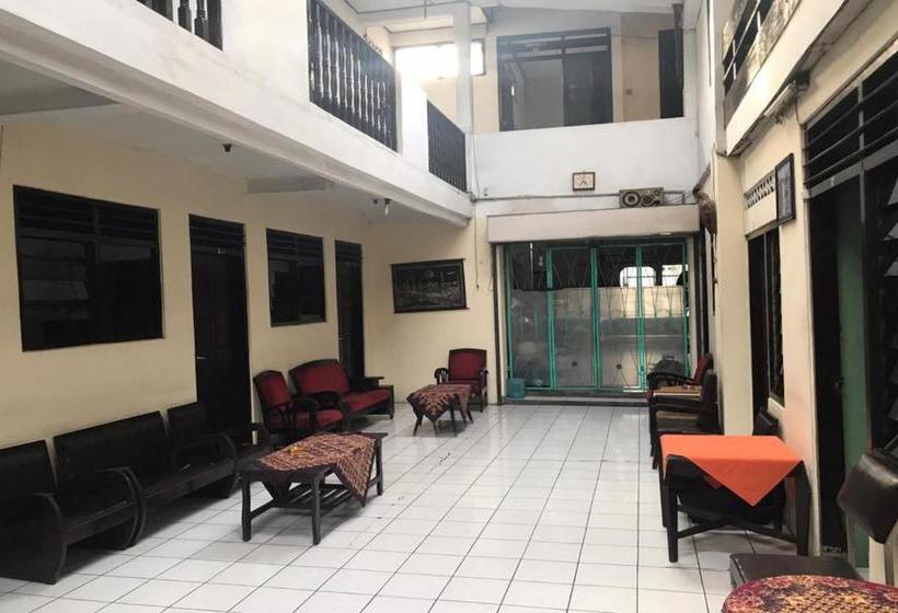 Отель Spot On 2880 Wisma Larasati