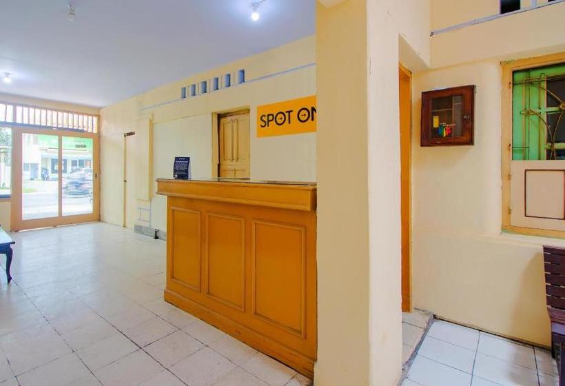 Отель Spot On 2880 Wisma Larasati