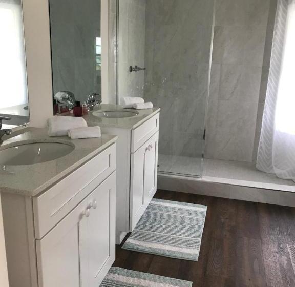 Hotel The Sunset Cove And Rainbow Room