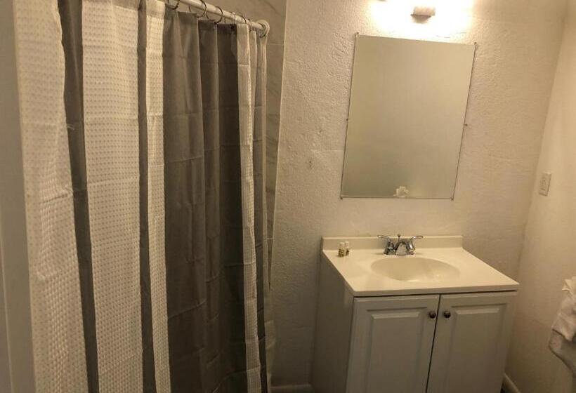 Hotel The Sunset Cove And Rainbow Room