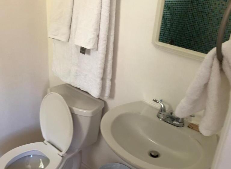 Hotel The Sunset Cove And Rainbow Room