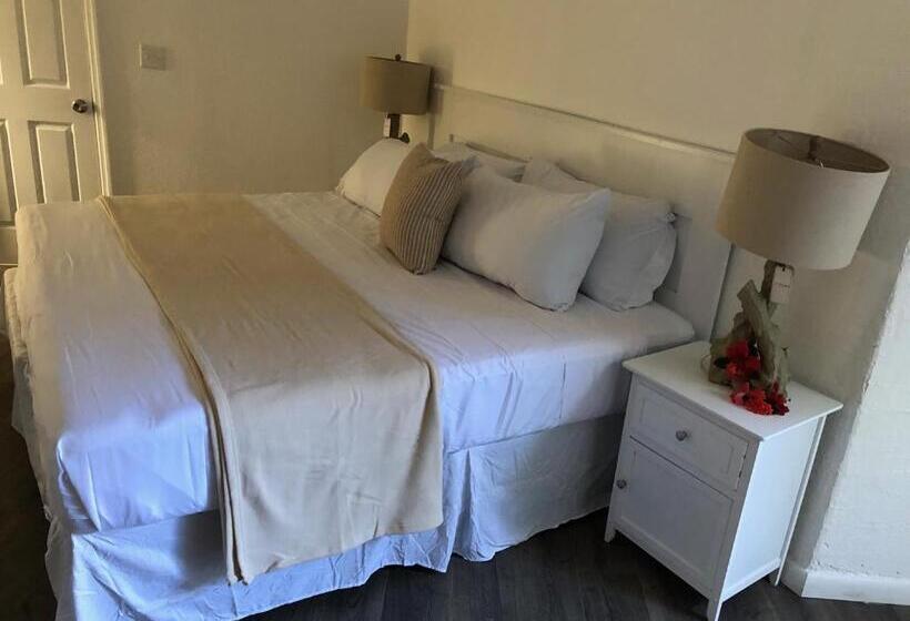 Hotel The Sunset Cove And Rainbow Room