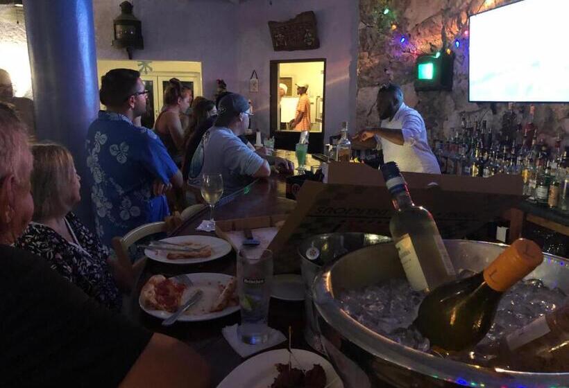 Hotel The Sunset Cove And Rainbow Room