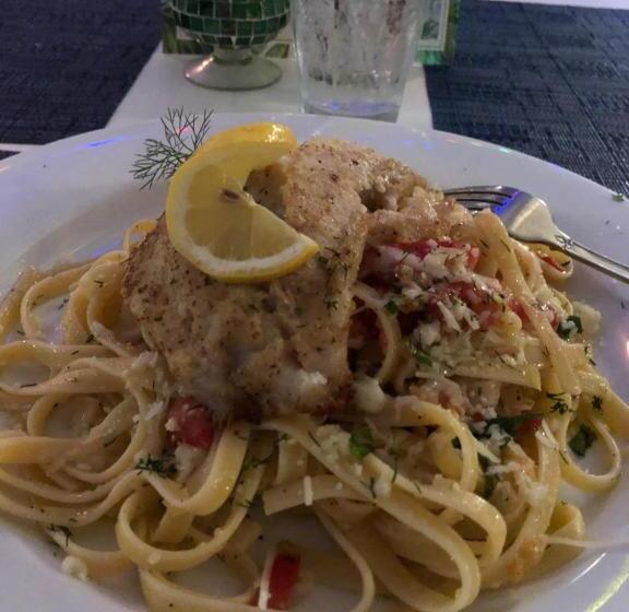 Hotel The Sunset Cove And Rainbow Room