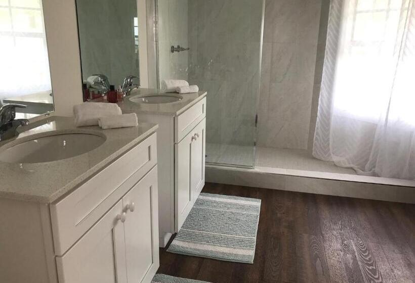 Hotel The Sunset Cove And Rainbow Room