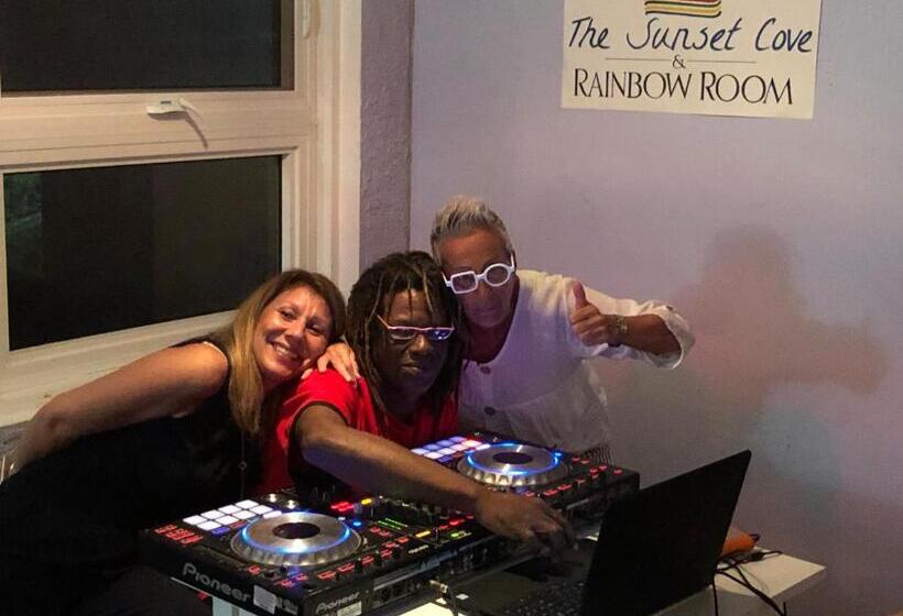 Hotel The Sunset Cove And Rainbow Room