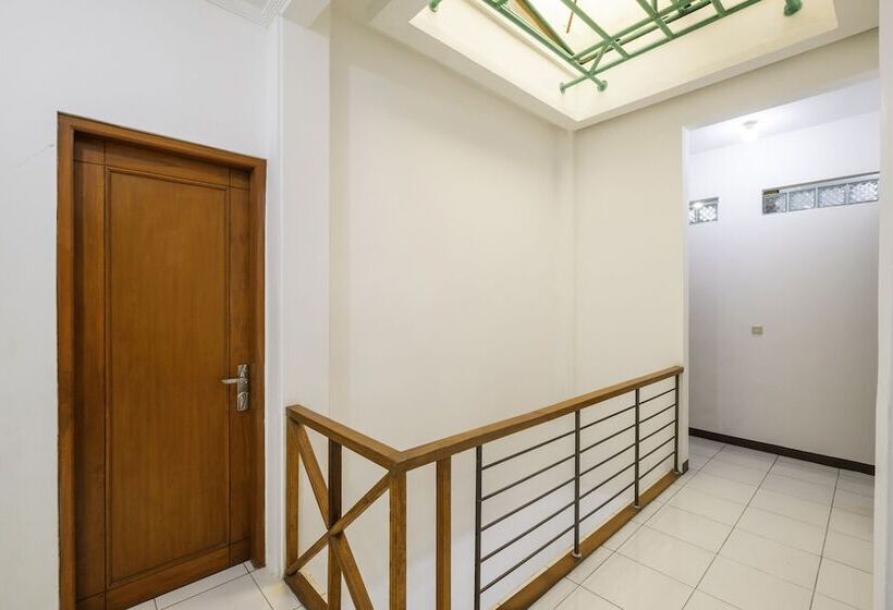 호텔 Oyo 2728 Sinulingga Residence