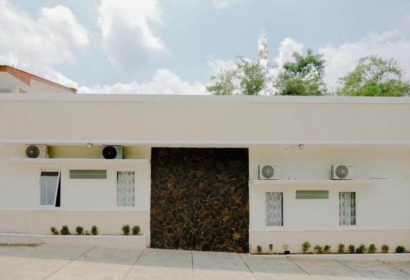 ホテル Reddoorz At Karangploso 2