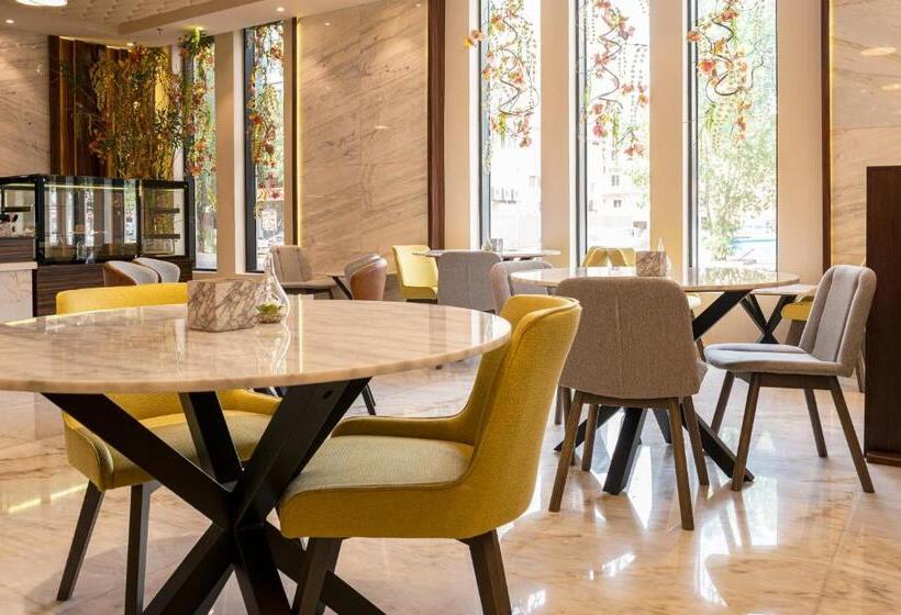 هتل Seasons Park  Mawasim Al Hay At