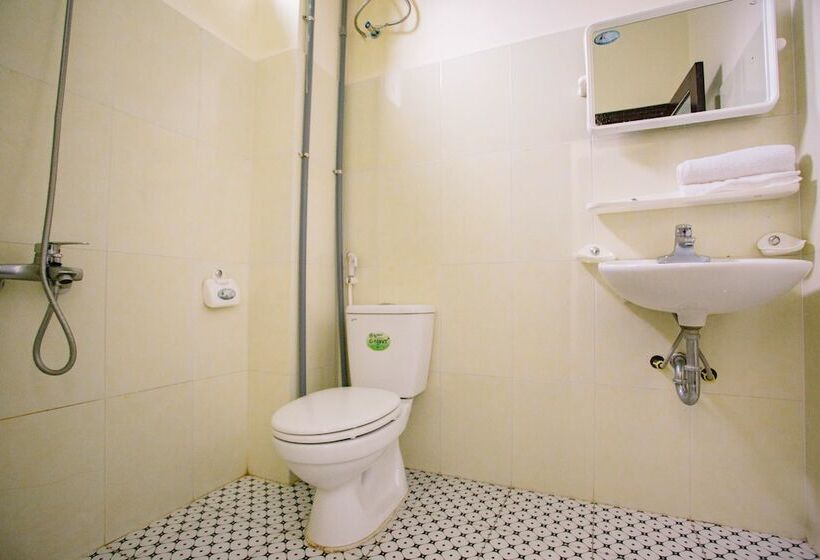 هتل Spot On 749 Four Seasons Guest House