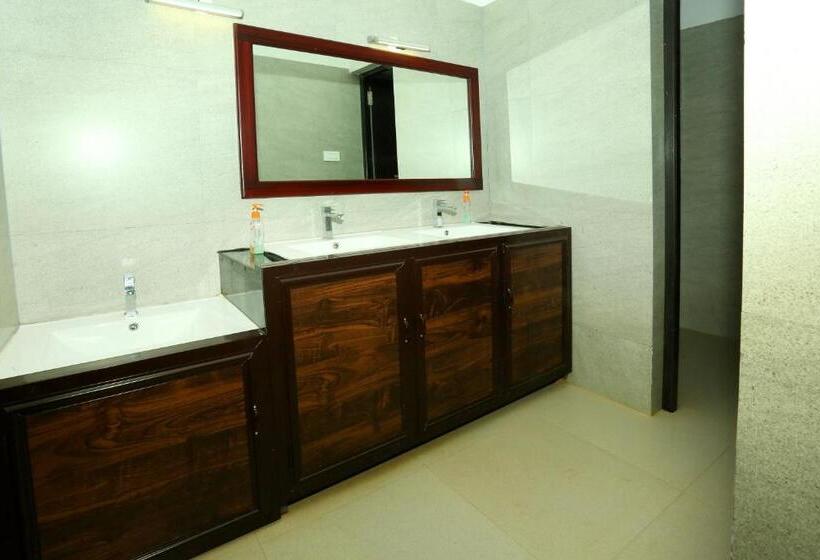 בית מלון כפרי Ceecee Grand Resort