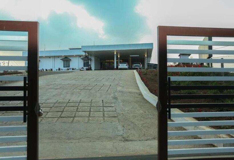 בית מלון כפרי Ceecee Grand Resort