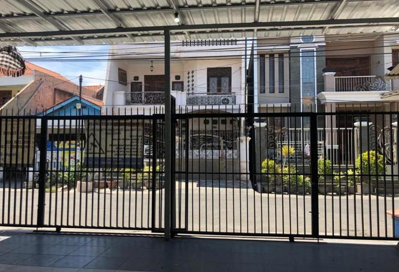 בית מלון כפרי Oyo 2646 Gunawan Residence