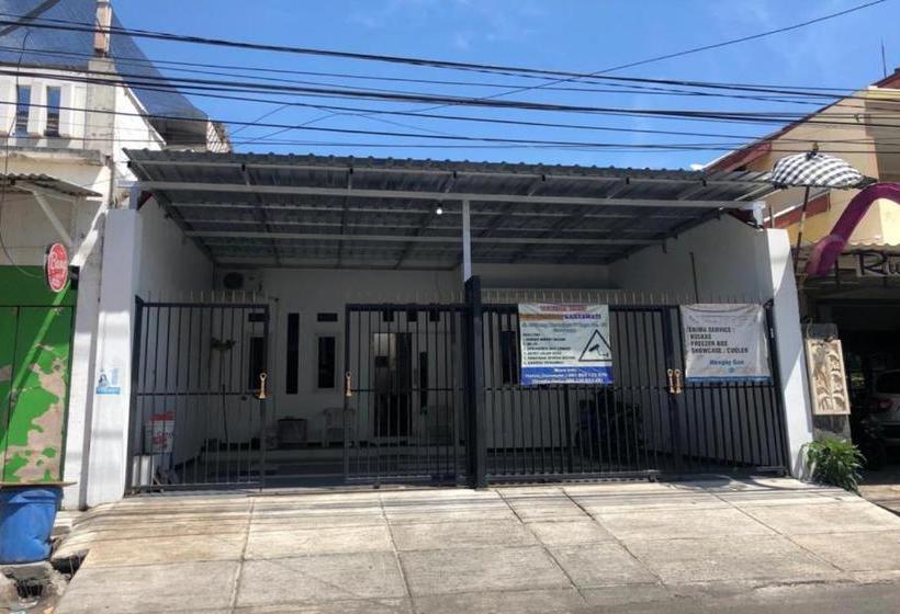 בית מלון כפרי Oyo 2646 Gunawan Residence