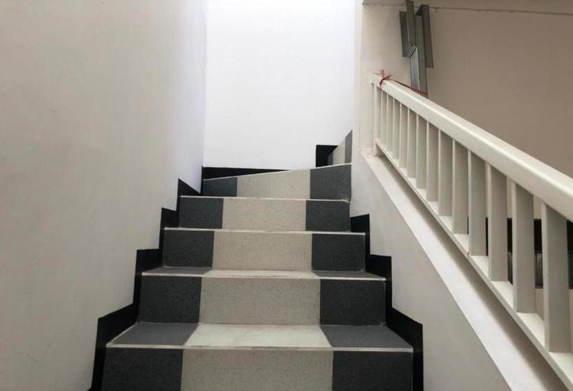 בית מלון כפרי Oyo 2646 Gunawan Residence