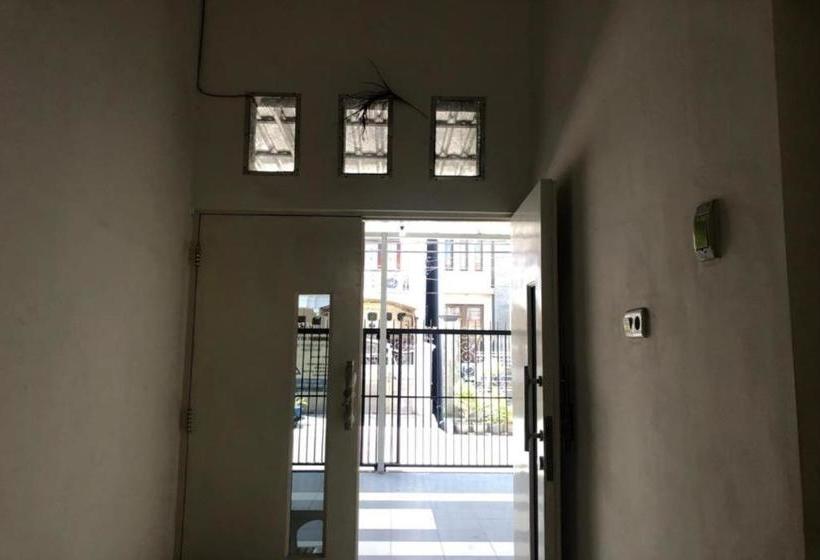 בית מלון כפרי Oyo 2646 Gunawan Residence