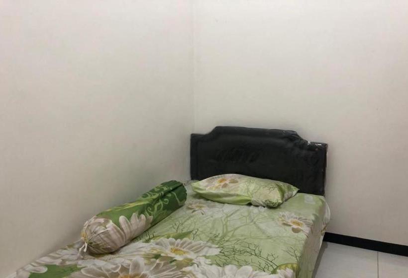 בית מלון כפרי Oyo 2646 Gunawan Residence