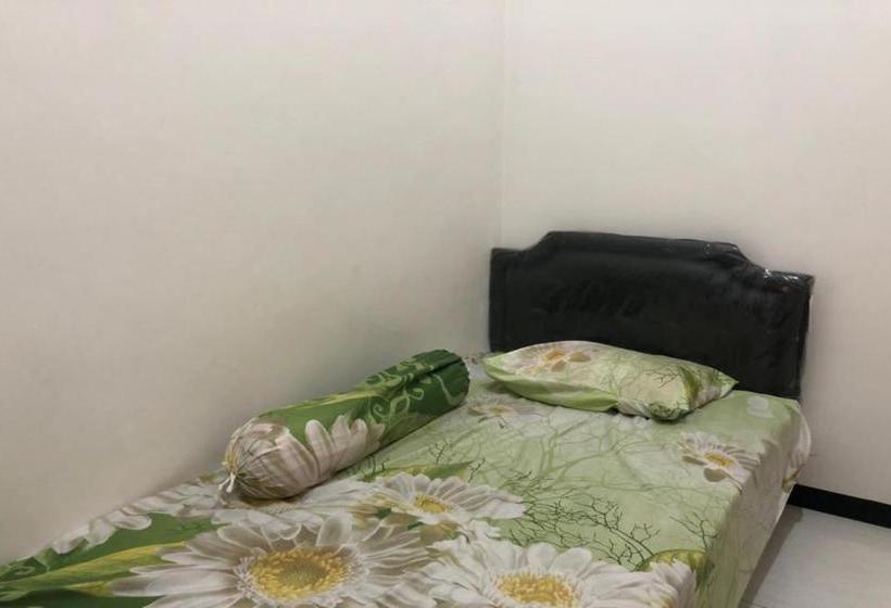 בית מלון כפרי Oyo 2646 Gunawan Residence