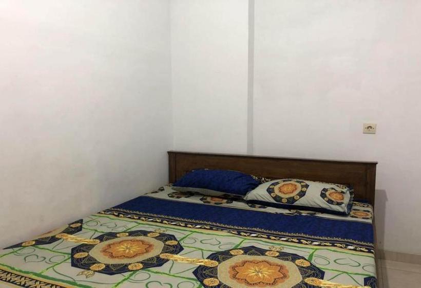 בית מלון כפרי Oyo 2646 Gunawan Residence