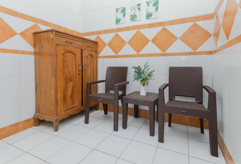 Отель Reddoorz Syariah At Mojosari