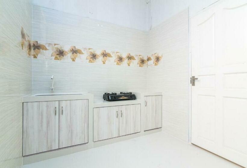 호텔 Reddoorz Syariah Near Tanjung Pinang City Center