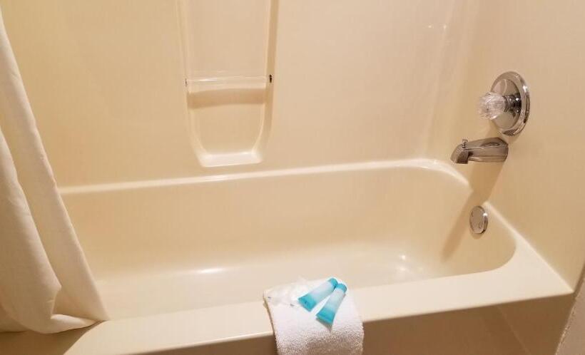 فندق The Parkwood Inn & Suites